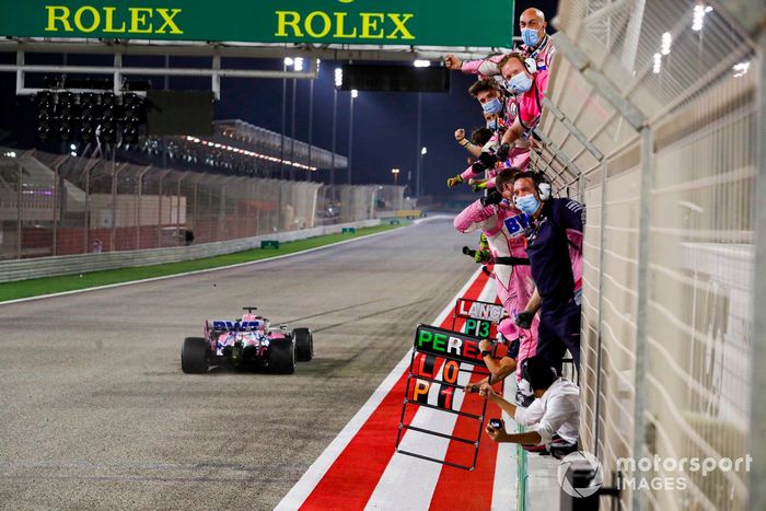 Sergio Pérez, Racing Point RP20, cruza la línea de meta para llevarse la victoria de la carrera