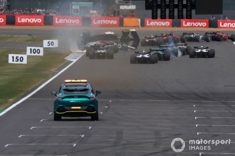 Zhou Guanyu, Alfa Romeo C42, se vuelca en la salida