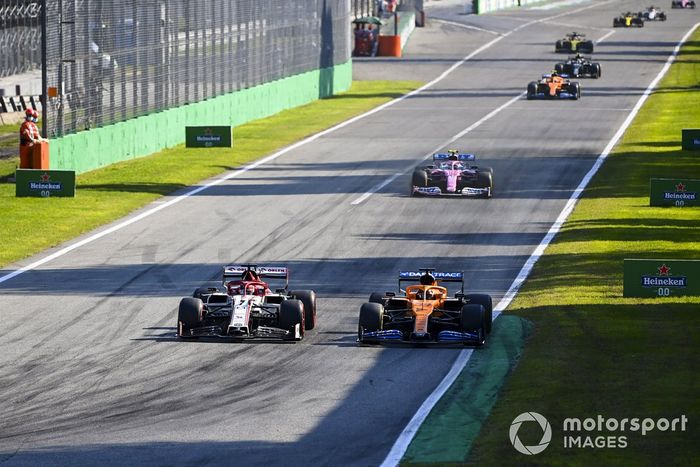 Carlos Sainz Jr., McLaren MCL35, Kimi Raikkonen, Alfa Romeo Racing C39 