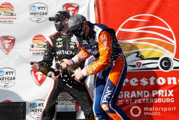 Podio: Ganador de la carrera Josef Newgarden, Team Penske Chevrolet,  y tercer lugar Scott Dixon, Chip Ganassi Racing Honda