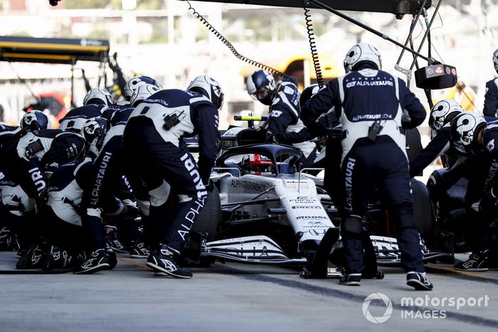 Pierre Gasly, AlphaTauri AT01, en pits