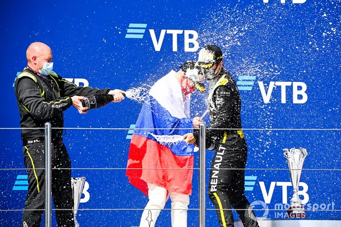 Podio: segundo lugar Nikita Mazepin, Hitech Grand Prix, ganador Guanyu Zhou, UNI-Virtuosi 