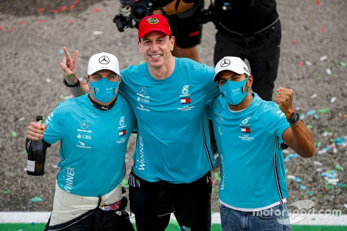 Ganador Lewis Hamilton, Mercedes-AMG F1, segundo Valtteri Bottas, Mercedes-AMG F1,Toto Wolff, Director Ejecutivo Mercedes AMG celebra el séptimo título de constructores