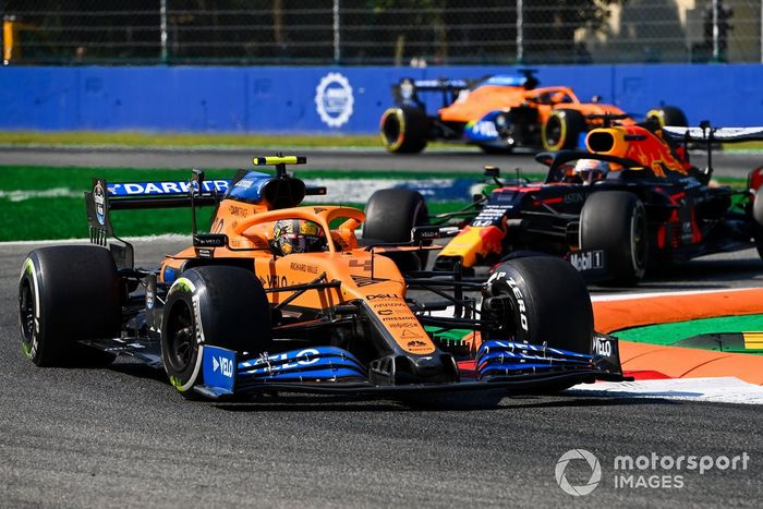 Lando Norris, McLaren MCL35, Max Verstappen, Red Bull Racing RB16, y Carlos Sainz Jr., McLaren MCL35