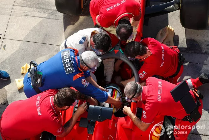 Sebastian Vettel, Ferrari, practica una extracción médica