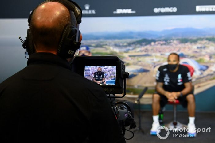 Lewis Hamilton, Mercedes-AMG F1 en la conferencia de prensa