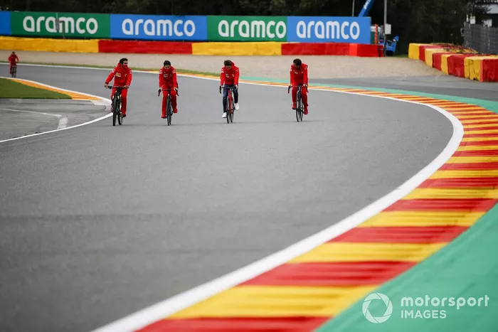 Charles Leclerc, Ferrari, recorre la pista en bici