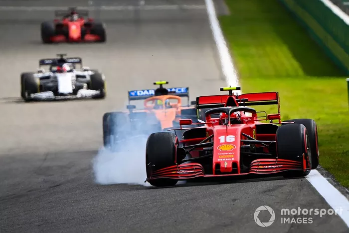 Charles Leclerc, Ferrari SF1000, bloquea los frenos mientras se defiende de Lando Norris, McLaren MCL35