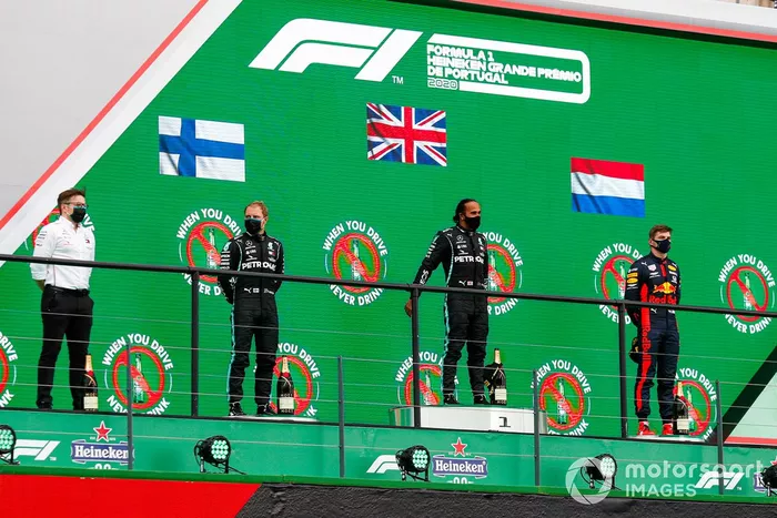 Podio: Peter Bonnington, ingeniero de Mercedes AMG, segundo lugar Valtteri Bottas, Mercedes-AMG F1, ganador de la carrera Lewis Hamilton, Mercedes-AMG F1, y Max tercer lugar Verstappen, Red Bull Racing