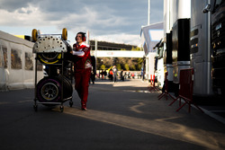 Механики Ferrari с шинами Pirelli в паддоке