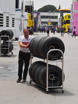Sauber mechanic and Pirelli tyres