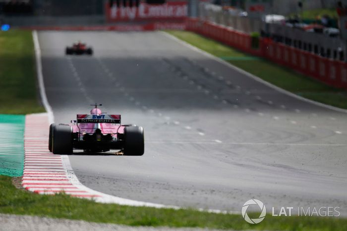 Las chispas golpean bajo el Sergio Perez Force India VJM11 después de que el mexicano atropellara los escombros de Max Verstappen, Red Bull Racing RB14