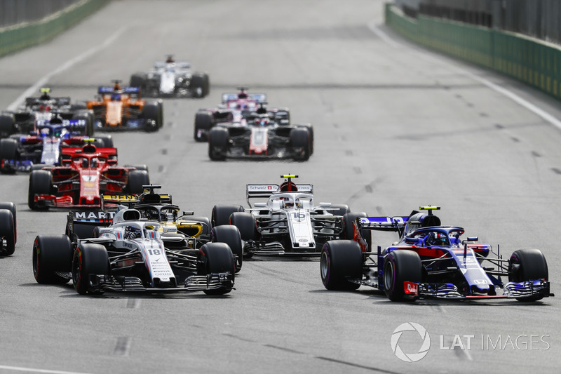 Pierre Gasly, Toro Rosso STR13 Honda, leads Lance Stroll, Williams FW41 Mercedes, Charles Leclerc, Sauber C37 Ferrari, Nico Hulkenberg, Renault Sport F1 Team R.S. 18, and the remainder of the field