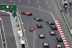 Sebastian Vettel, Ferrari SF71H voor Lewis Hamilton, Mercedes-AMG F1 W09 EQ Power+ bij de start