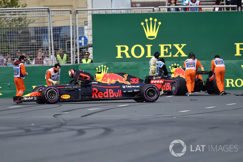 Los coches accidentados de de Max Verstappen, Red Bull Racing RB14 y Daniel Ricciardo, Red Bull Racing RB14