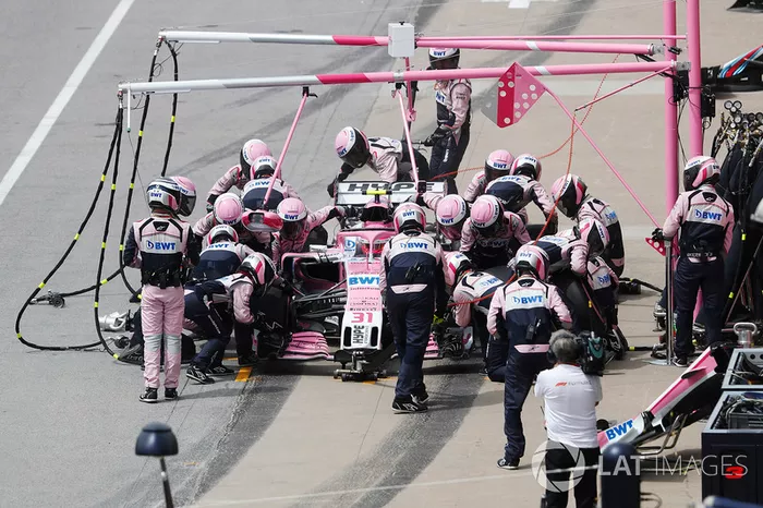 Esteban Ocon, Force India VJM11, hace un pit stop