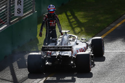 Romain Grosjean, Haas F1 Team VF-18 Ferrari, sort de sa voiture et abandonne
