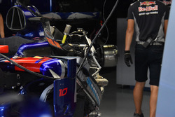 Scuderia Toro Rosso STR12 au garage