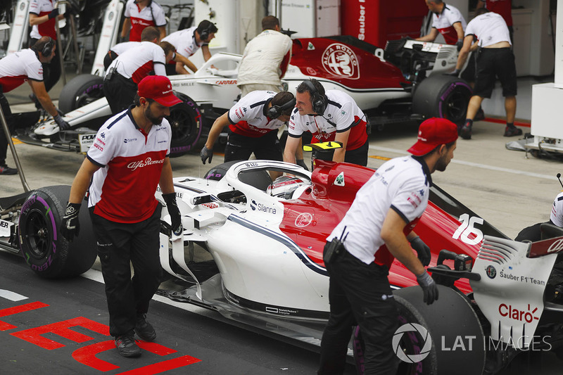Charles Leclerc, Sauber C37, e Marcus Ericsson, Sauber C37, davanti al box Sauber