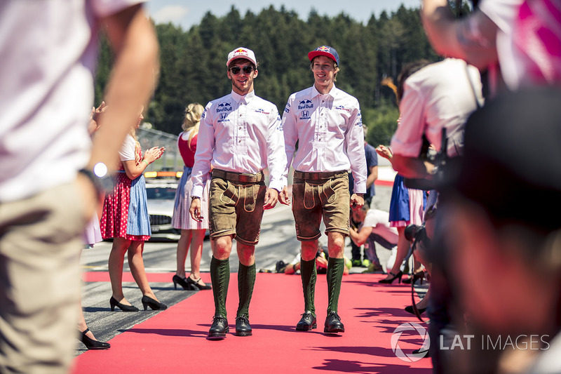 Pierre Gasly, Scuderia Toro Rosso and Brendon Hartley, Scuderia Toro Rosso on the drivers parade