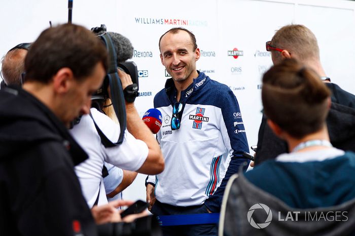 Robert Kubica, Williams Martini Racing, entrevistado por los medios