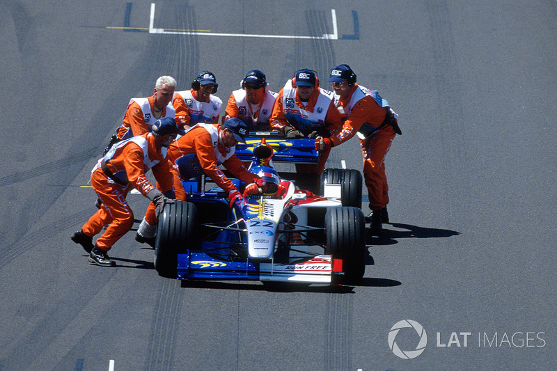 ...la carrera se detuvo, pero las banderas rojas no aparecieron por el accidente del alemán. Jacques Villeneuve y Alex Zanardi se quedaron parados en la parrilla de salida. La señal para detener la carrera se dio casi de inmediato, pero los pilotos delanteros simplemente no vieron a los jueces con las banderas y continuaron la carrera.