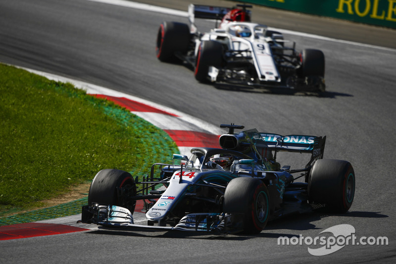Lewis Hamilton, Mercedes AMG F1 W09, Marcus Ericsson, Sauber C37