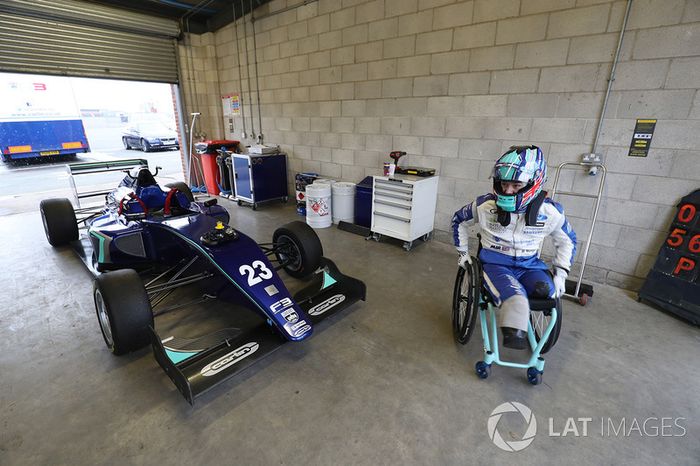 Billy Monger en el coche de carreras, regreso a probar el Carlin MSV Fórmula 3