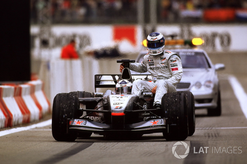 David Coulthard lleva sobre su coche a Mika Hakkinen, su compañero en McLaren