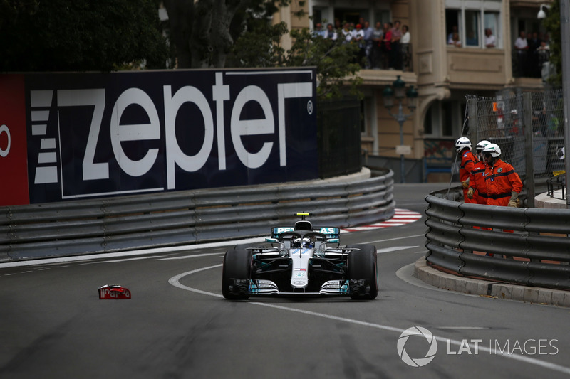 Valtteri Bottas, Mercedes-AMG F1 W09 passe à côté de débris