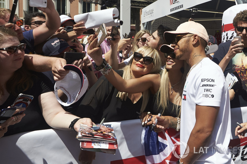 Lewis Hamilton, Mercedes AMG F1, posa per delle foto