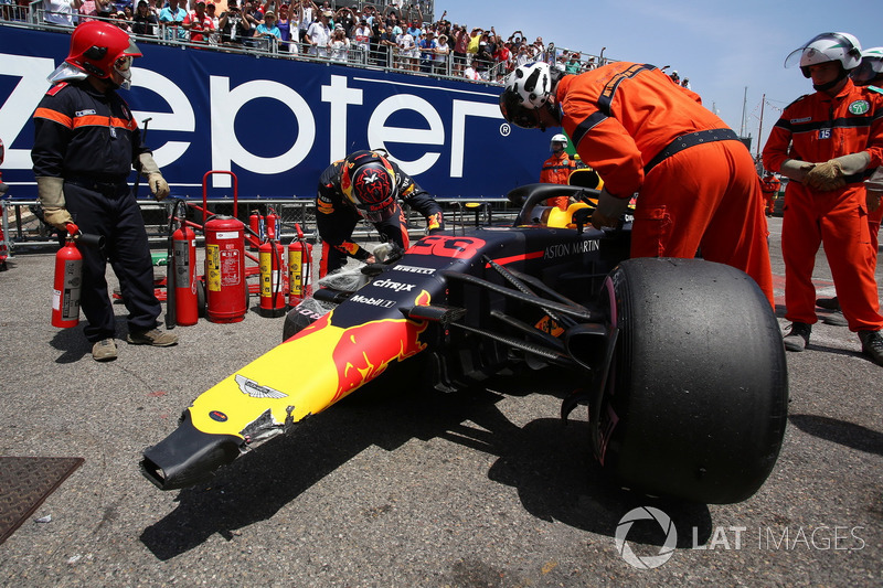 Max Verstappen, Red Bull Racing RB14 looks at his crashed car