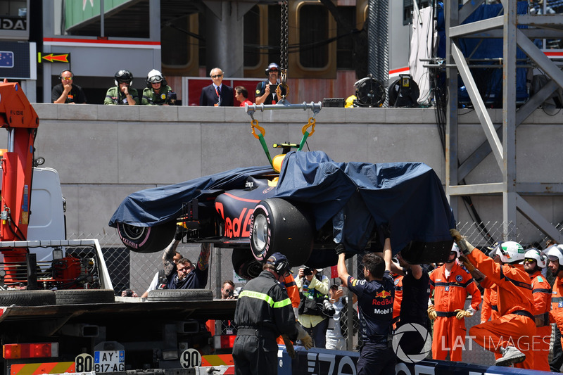 Oficiales remueven el coche accidentado de Max Verstappen, Red Bull Racing RB14