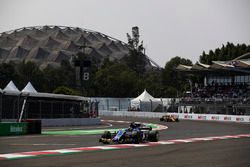 Pascal Wehrlein, Sauber C36, Carlos Sainz Jr., Renault Sport F1 Team RS17
