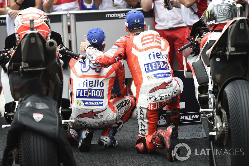 Переможець гонки Андреа Довіціозо, друге місце Хорхе Лоренсо, Ducati Team