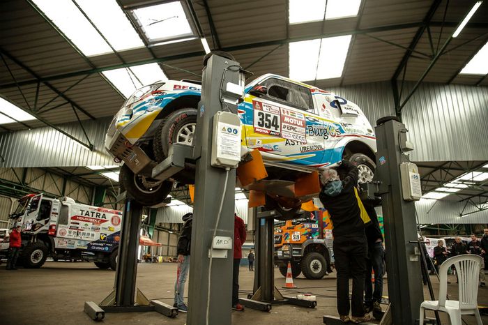 Equipos se preparan en Le Havre para el largo viaje a Lima, Perú