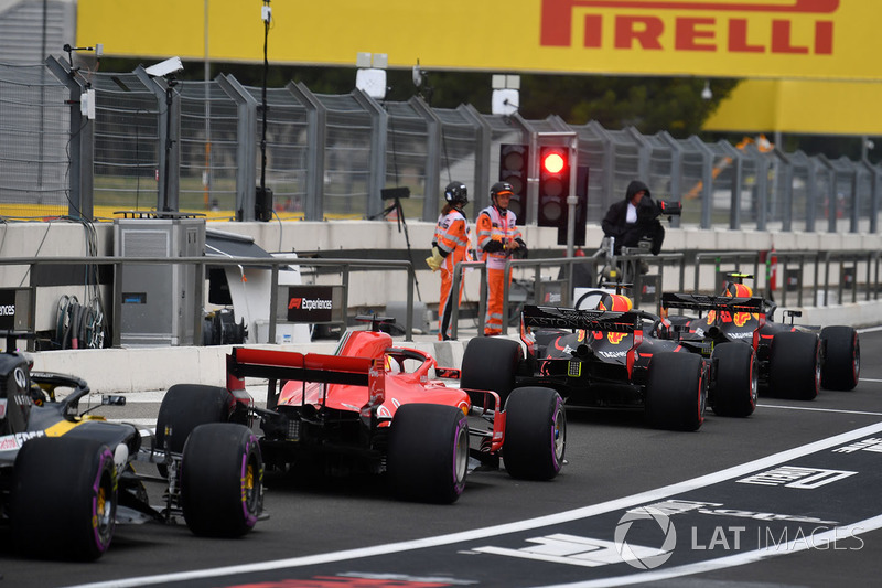 Los coches esperan a que el semáforo del pitlane se ponga en verde