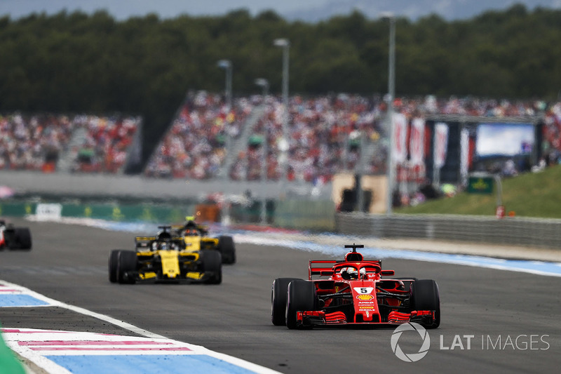 Sebastian Vettel, Ferrari SF71H, Nico Hulkenberg, Renault Sport F1 Team R.S. 18, Carlos Sainz Jr., Renault Sport F1 Team R.S. 18