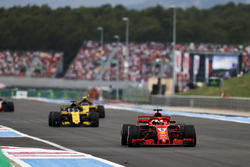 Sebastian Vettel, Ferrari SF71H, precede Nico Hulkenberg, Renault Sport F1 Team R.S. 18 e Carlos Sainz Jr., Renault Sport F1 Team R.S. 18