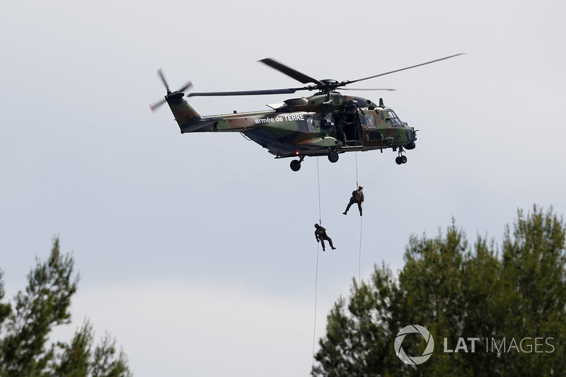 Soldados bajando del helicóptero