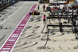 Daniel Ricciardo, Red Bull Racing RB13, pit stop action
