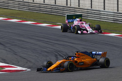 Fernando Alonso, McLaren MCL33 Renault, devant Esteban Ocon, Force India VJM11 Mercedes