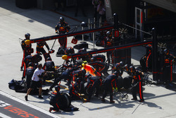 Max Verstappen, Red Bull Racing RB14 Tag Heuer, au stand