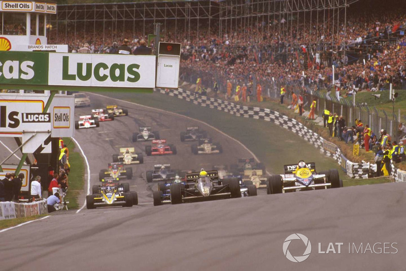 Ayrton Senna Lotus 97T Renault Sport F1 Team conduce Nigel Mansell, Williams FW10 Honda en la subida