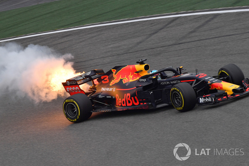 Daniel Ricciardo, Red Bull Racing RB14 con humo de motor y llamas en PL3