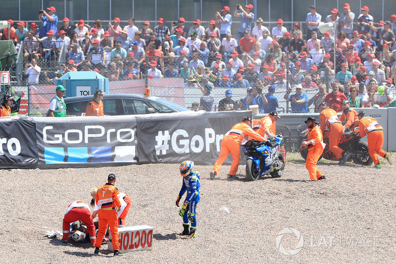 Rins y Pol Espargaro después de su caída