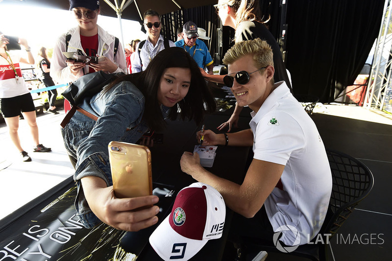 Marcus Ericsson, selfie bersama penggemar Sauber