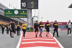 Carlos Sainz Jr., Renault Sport F1 Team walks the track