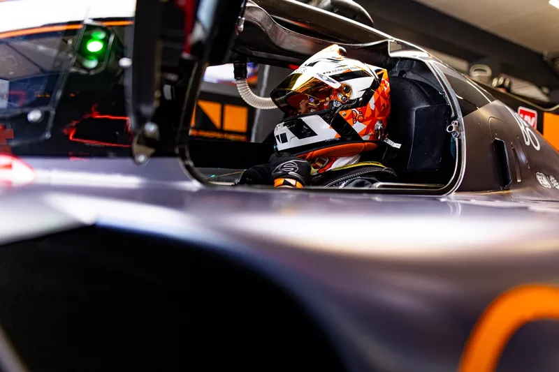 N.º 17 Genesis Magma Racing Genesis GMR-001: Andre Lotterer