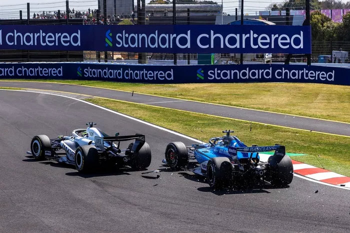 Accidente de Alexander Albon, Williams, Sergio Pérez y Cadillac Racing